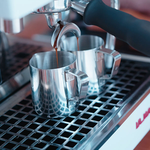 Autour d'un caf&eacute; pour les parents et d'un cacao pour les enfants