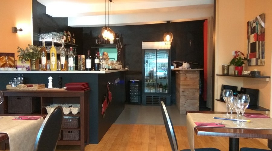 Intérieure de la pizzeria, chaleureuse.