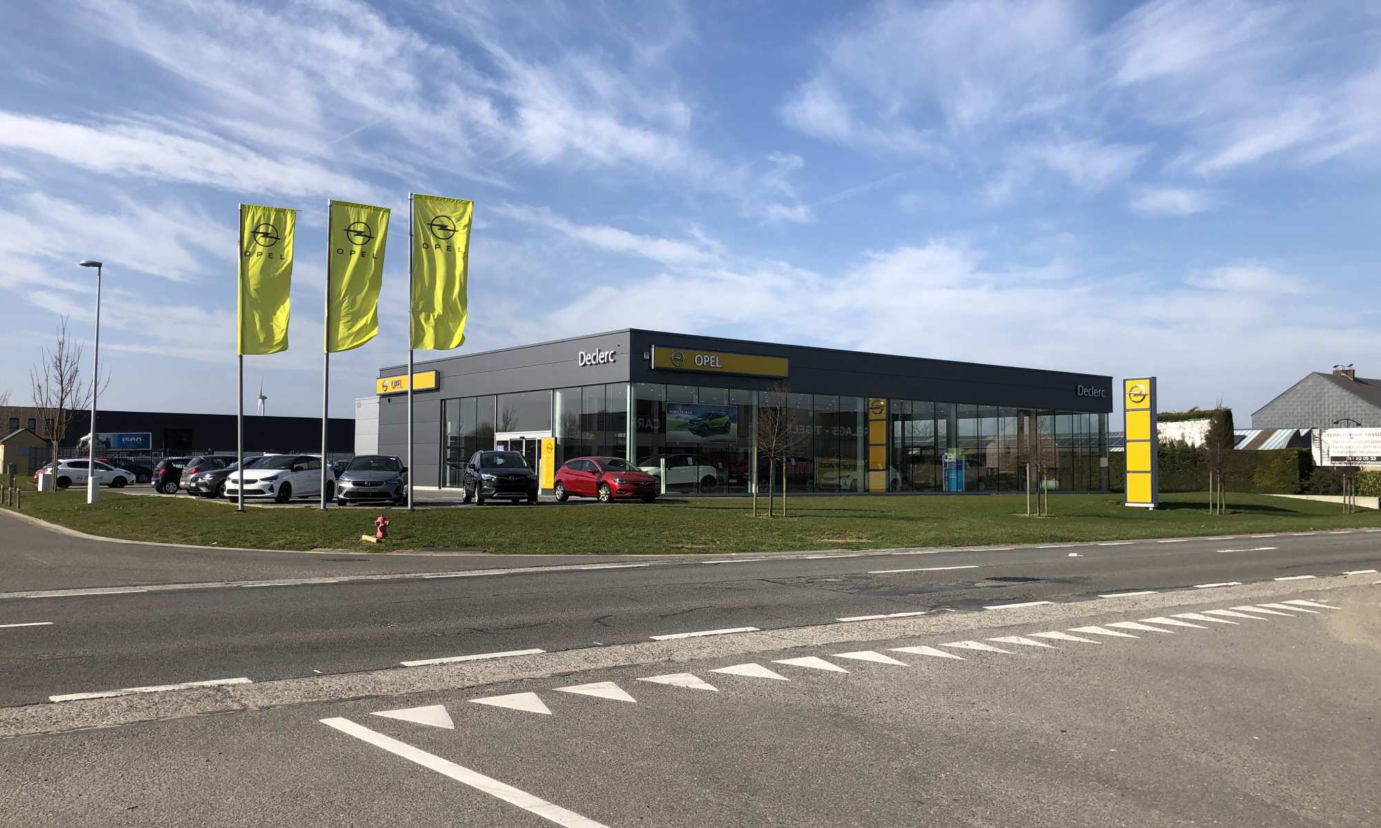 Façade d'un magasin Declerc, spécialisé en Opel
