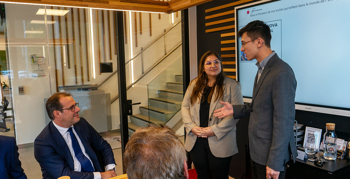 David Clarinval en visite dans les bureaux de e-net, discutant avec des collaborateurs devant un écran de présentation.