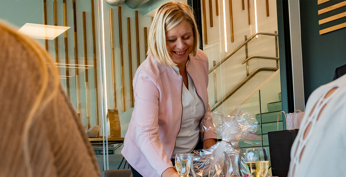 Éliane Tillieux recevant un cadeau lors d'un workshop réunissant six entrepreneuses inspirantes