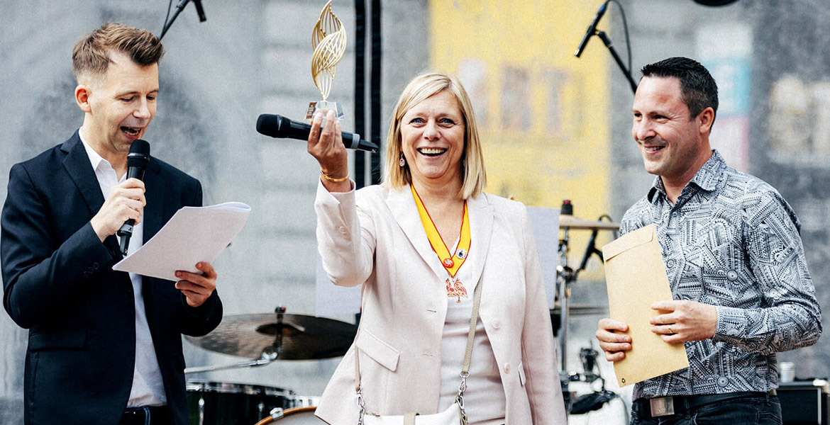 Éliane Tillieux recevant un le Prix du Souffle de l'Innovation