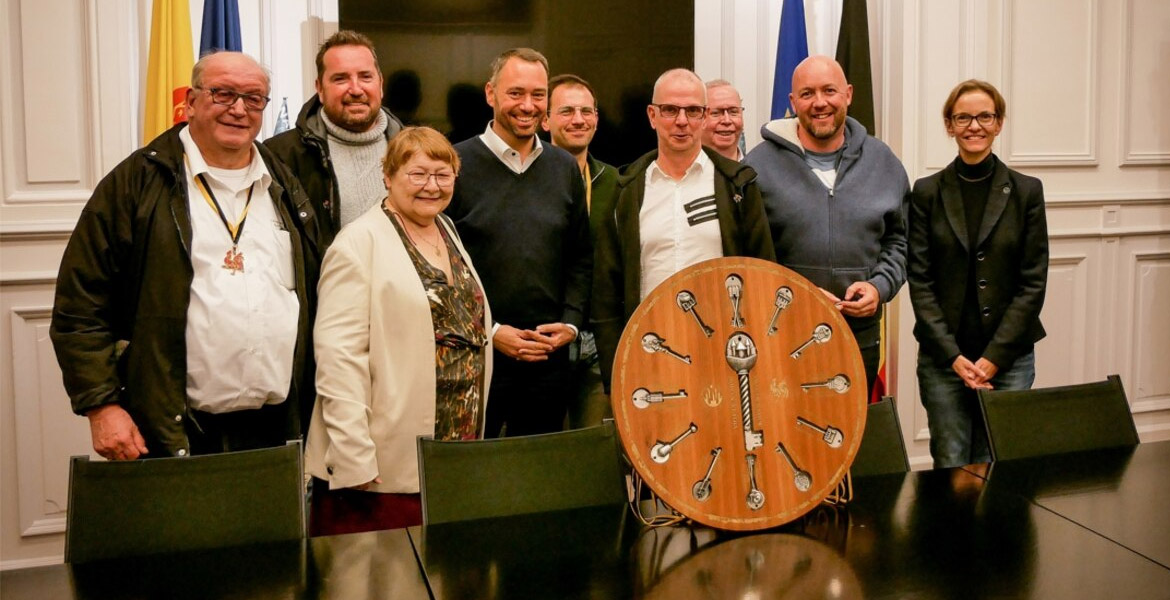 Les présidents de quartiers posant fièrement avec les 12 clés symboliques de la fête, lors de la cérémonie officielle lors des fêtes de la Wallonie.