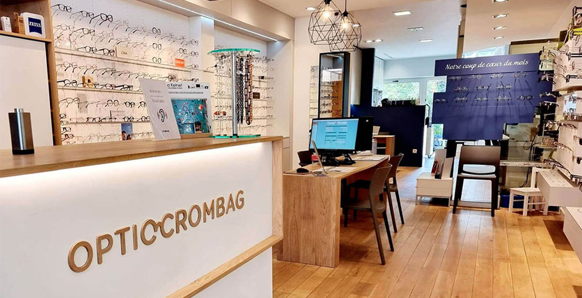 Intérieur du magasin Optic Crombag à Bouges, présentant un espace moderne et accueillant dédié à l'optique et aux lunettes.