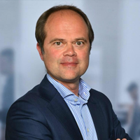 Portait de Frédéric, cadrage buste, directeur de la banque & assurances Fintro à Namur.
